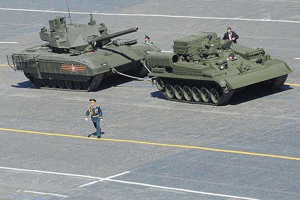 Руски танк Т-14 "Армата" аварира на Червения площад при тренировки за Парада на Победата