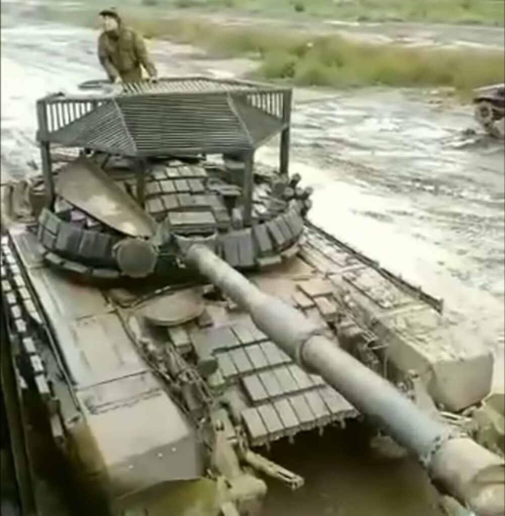 Руски танкове с наскоро монтирани анти-Javelin решетки