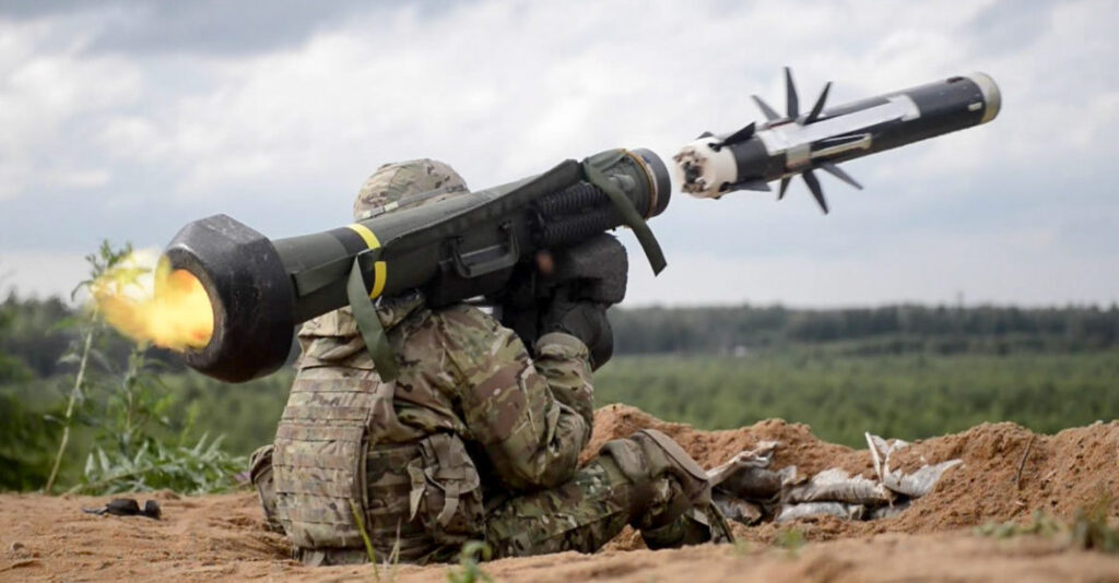 Изстрелване на противотанкова ракета FGM 148 Javelin