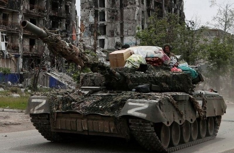 Руски танк в Украйна с награбена покъщнина